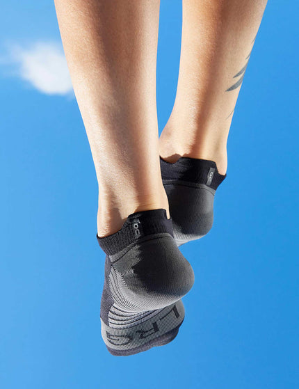 ON Running Low Sock - Black/Shadowimage5- The Sports Edit