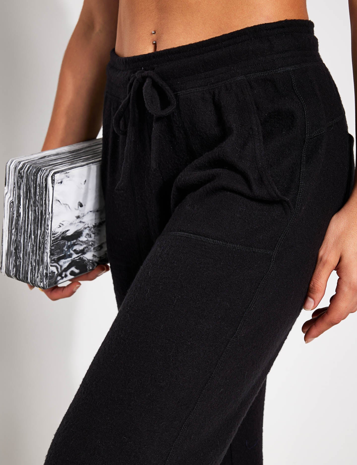  Alo Yoga Unwind Sweatpant - Black - Size S - Performance Fabric