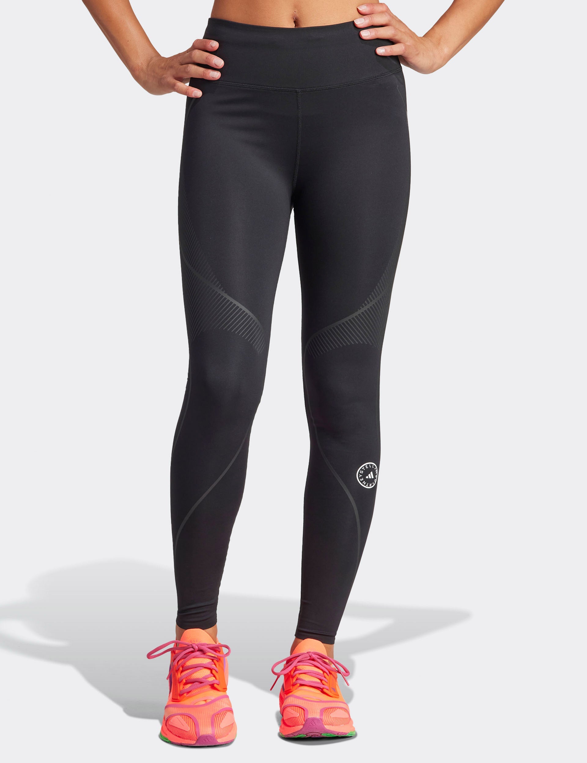 Sport Chek on X: Make sure your gym bag is stocked with everything you  need for a successful workout. From water bottles, sports bras, breathable  tops, leggings, shorts - we have what