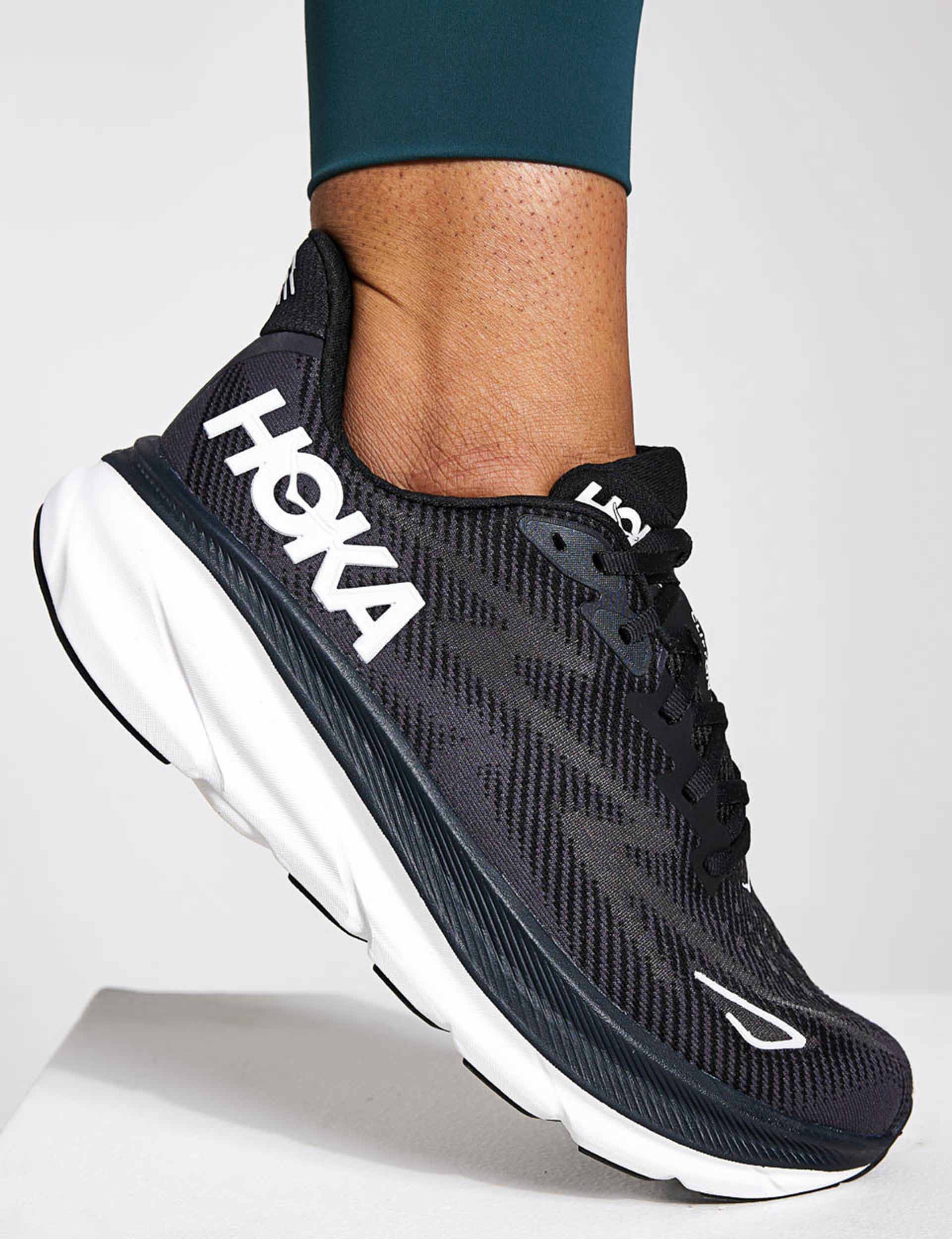  Hoka Men's Clifton 9 Sneaker, Black/White, 7.5